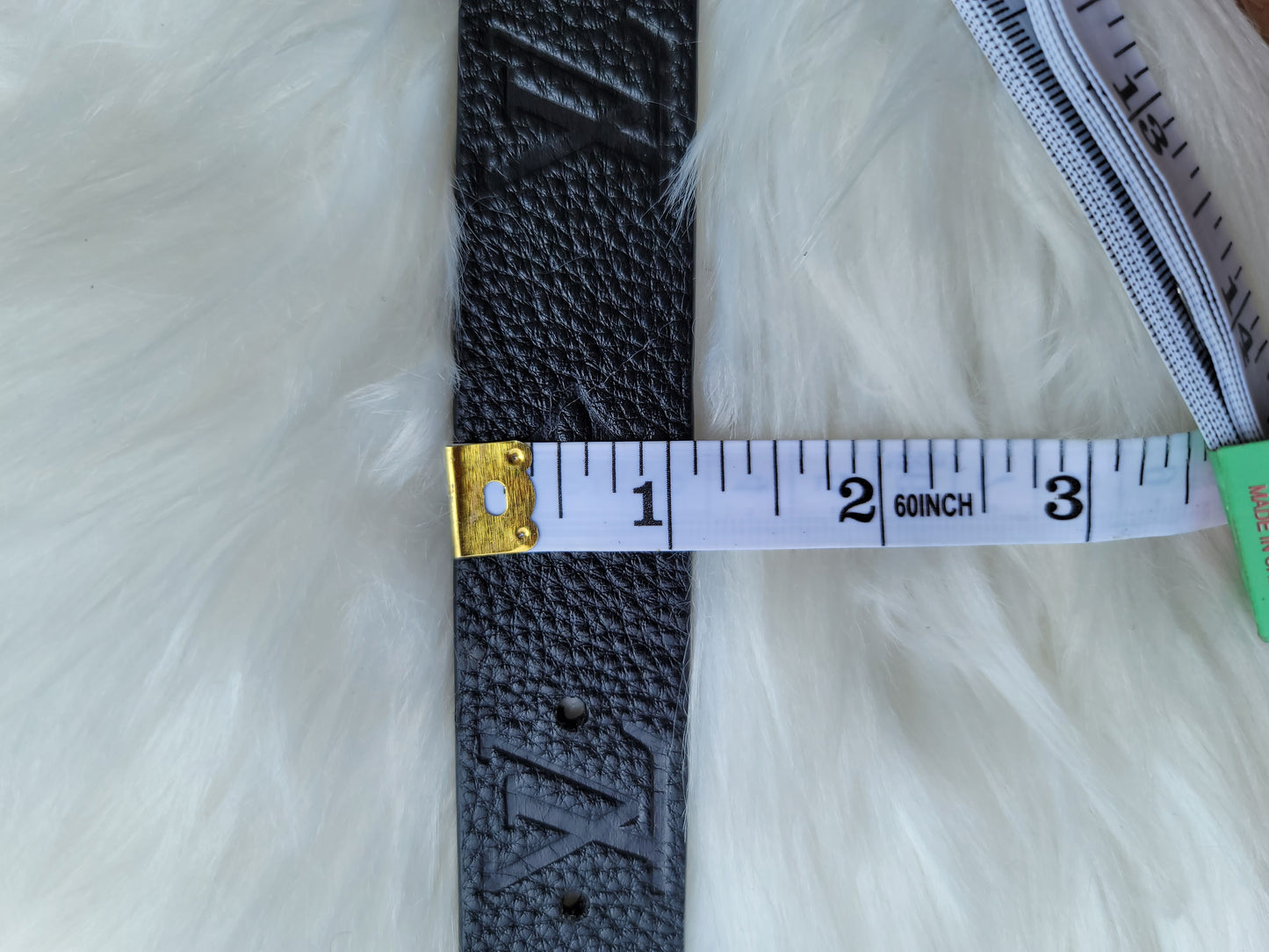 Belt is not included with the sales, phot used to display the width of the belt displayed