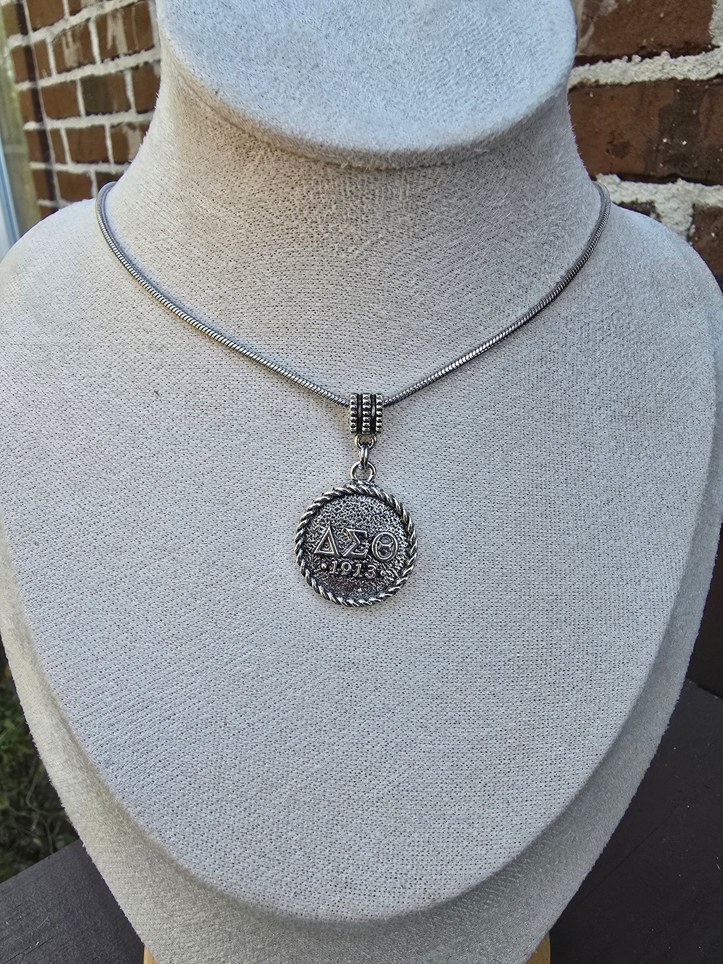 Delta Sigma Theta necklace- Sorority necklace - Delta Jewelry - Delta Sigma Theta gift - HBCU - Divine Nine Sororities