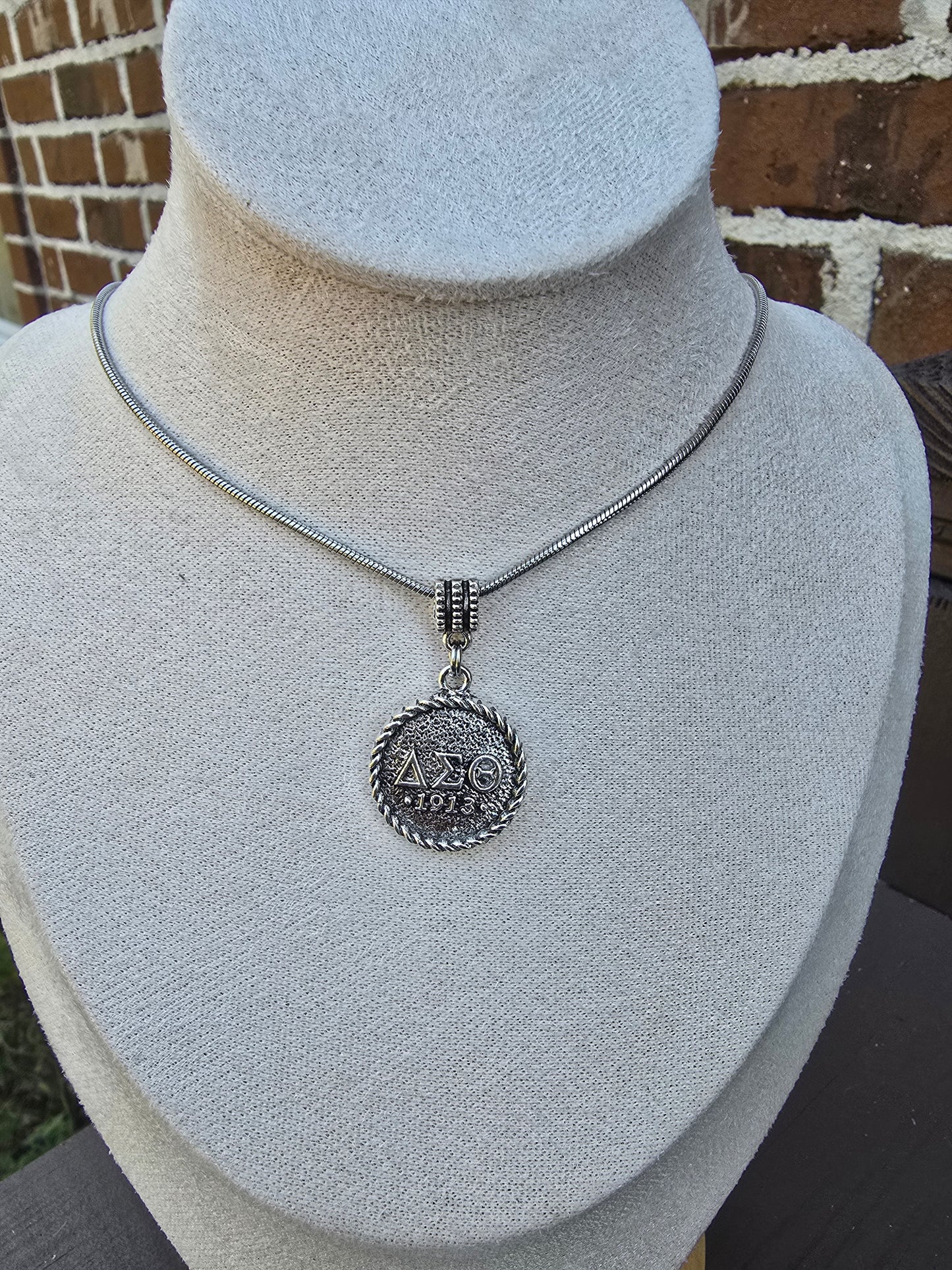 Delta Sigma Theta necklace- Sorority necklace - Delta Jewelry - Delta Sigma Theta gift - HBCU - Divine Nine Sororities