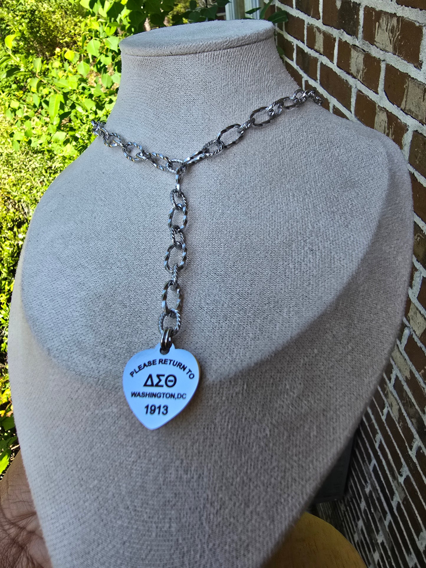 Delta Sigma Theta Heart Lariat necklace- Sorority necklace - Delta Jewelry - Delta Sigma Theta gift - HBCU - Divine Nine Sororities